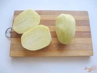 картошка разрезанная пополам. картофель разрезанный пополам. разрезанная картошка. картофель разрезали пополам. картошка нарезанная половинками.