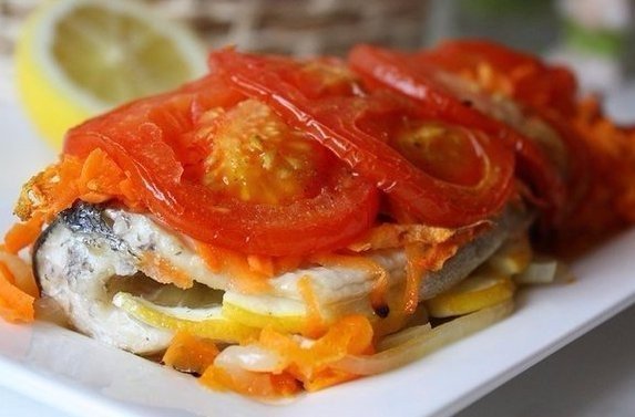 РЫБКА В ДУХОВКЕ: ЛУЧШИЕ РЕЦЕПТЫ Что может быть вкуснее 1) ЛОСОСЬ В ДУХОВКЕ ИНГРЕДИЕНТЫ:Филе лосося 600 гЛимон 1 шт Лавровый лист 4 штЛук репчатый 1 шт по желанию Соль по вкусу Перец горошком по