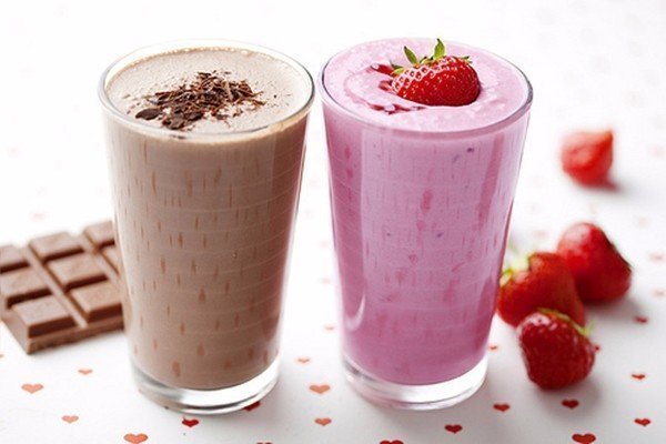 САМЫЙ ВКУСНЫЕ МОЛОЧНЫЕ КОКТЕЙЛИ 1.МОЛОЧНО-БАНАНОВЫЙ ИНГРЕДИЕНТЫ: 1 банан200 г пломбира2 ч. л. какао0,5 ч. л. ванильного сахара300 мл молокаПРИГОТОВЛЕНИЕ: 1. Режем банан кружочками.2. Все