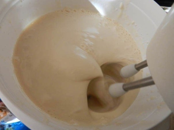 Оладушки как у бабушки Итак, на слегка забродивший пакет кисломолочного продукта (в моём случае это ряженка- 500 гр.)Что нужно: Яйца 2 шт.Мука примерно 220-250 гр. (всё зависит от плотности