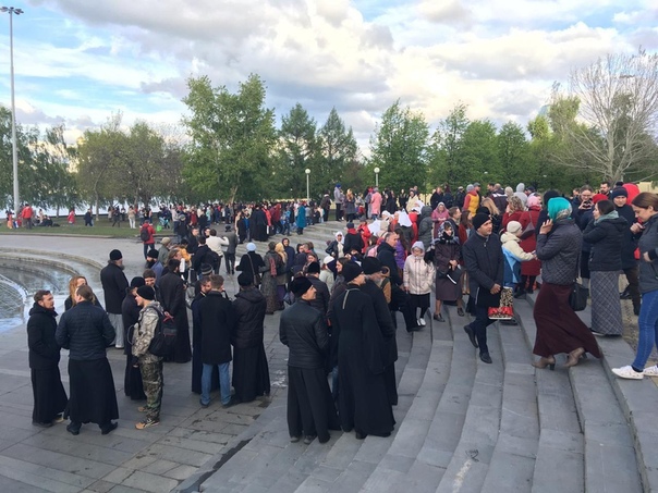 В РПЦ выразили большое сожаление, что протесты в Екатеринбурге переросли в насилие по отношению к обеим сторонам конфликта, добавив , что сторонников храма все равно больше Кстати, вот так