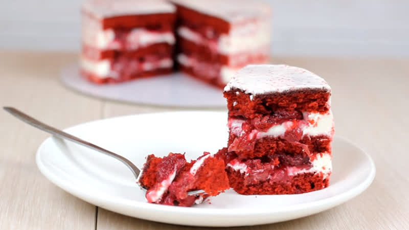 Конфи для торта красный бархат клубничное рецепт с крахмалом. Вкусные начинки для торта. Красный бархат разрез с конфи. Красный бархат с прослойкой конфи. Красный бархат с малиновым конфи.