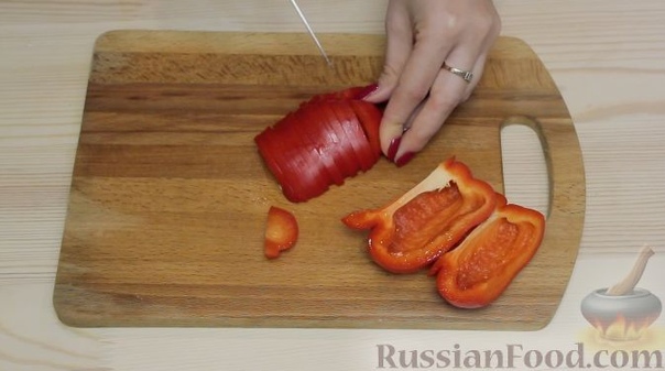 Горячие закусочные булочки с начинкой Булочки Колбаса Сыр твердый Перец болгарский Соль Перец черный молотый У булочек аккуратно срежьте верхушку и выньте весь мякиш. Колбаску порежьте