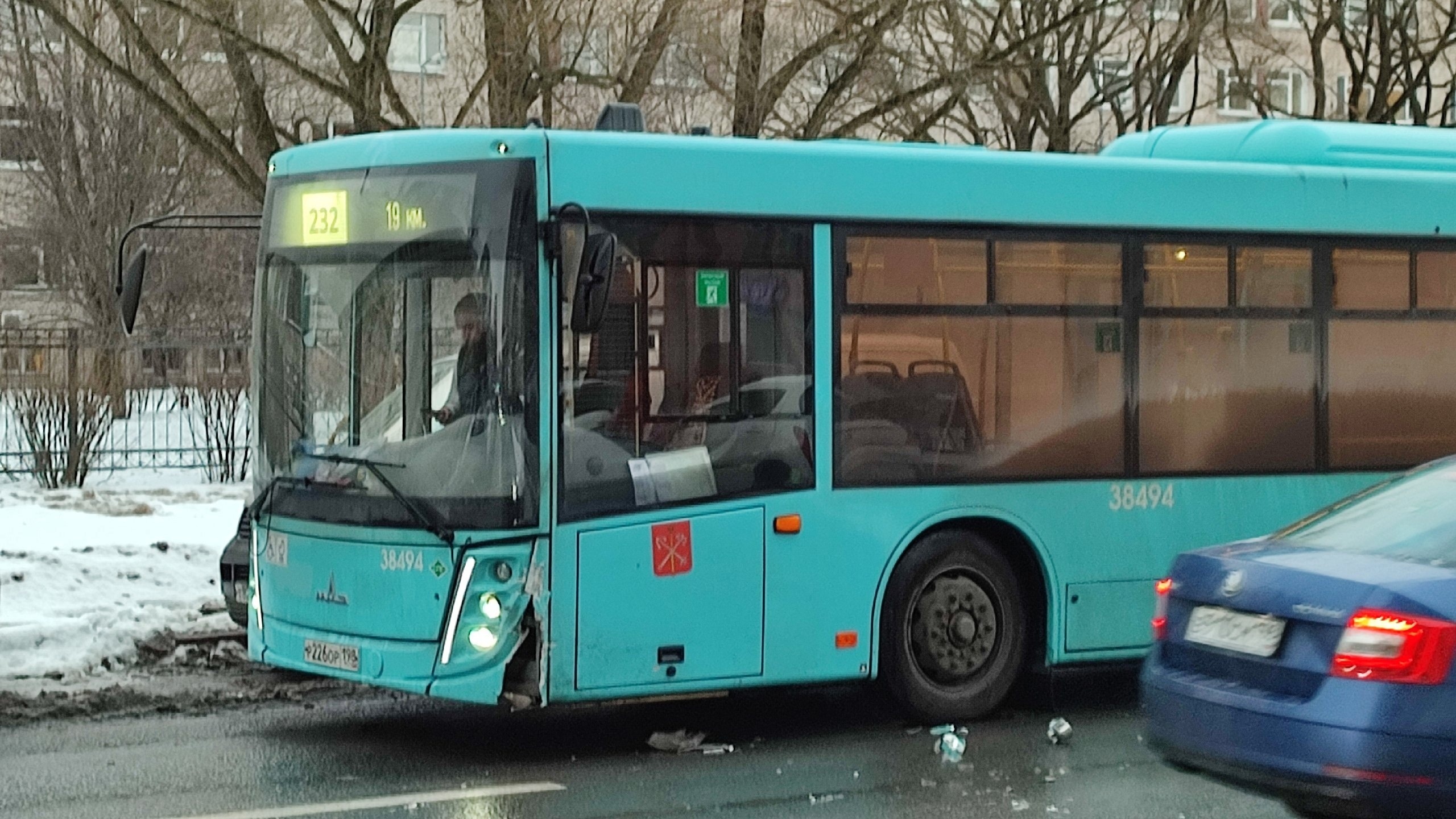 Звёздная улица. По всей вероятности на ней водитель легкового автомобиля при повороте налево со двора не заметил идущий в попутном направлении автобус Это картинка